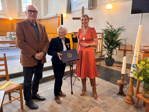 Riet Visser-Veenendaal met partner en burgemeester