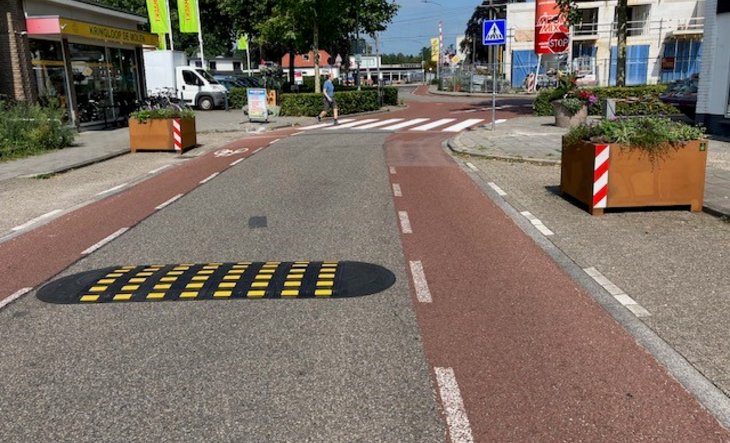 Kruispunt Molenstraat/Frans Halsstraat in Twello met tijdelijke verkeersdrempel