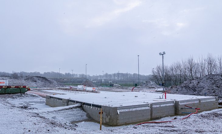 Betonnen fundering met sneeuw