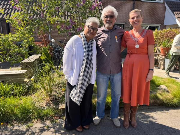 Roberto Wattimena met partner en burgemeester