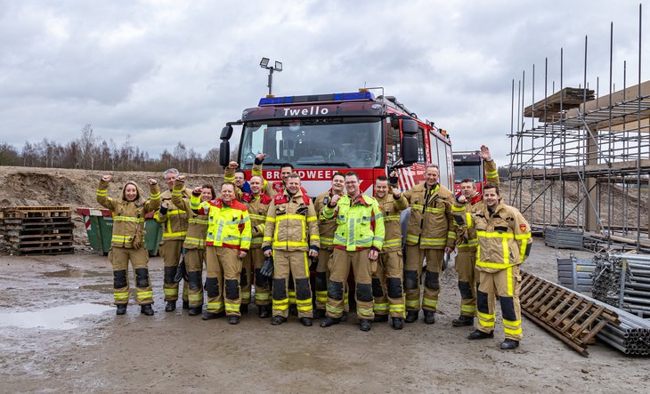 Brandweermensen voor een brandweerwagen