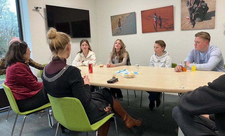 Foto van de burgemeester en de dijkgraaf in gesprek met leerlingen van het Veluws College