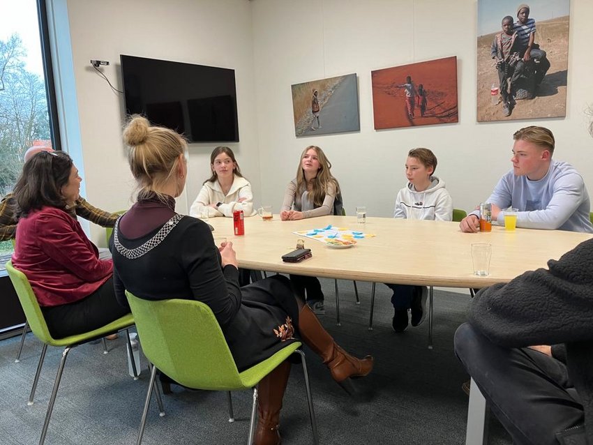 Foto van de burgemeester en de dijkgraaf in gesprek met leerlingen van het Veluws College