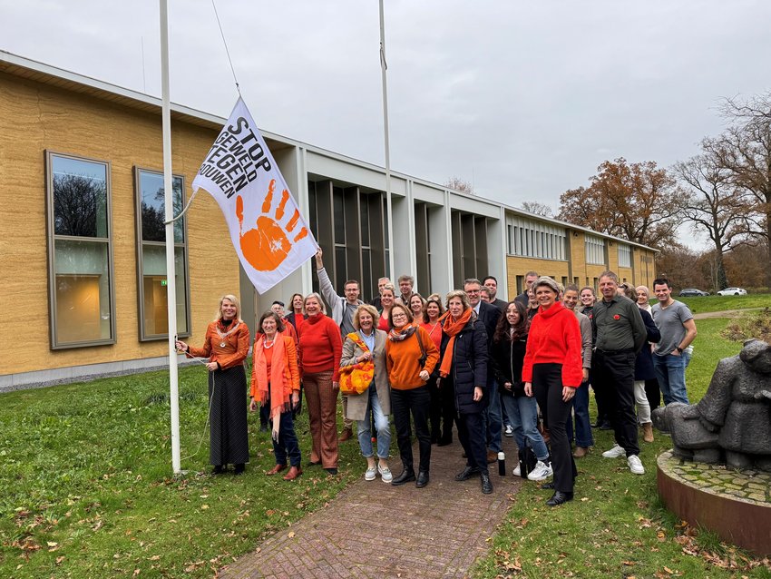 Hijsen vlag Orange the World bij gemeentehuis