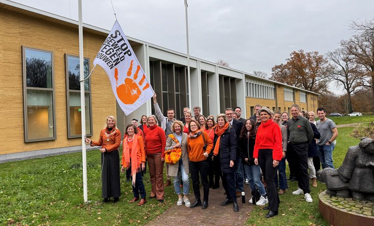 Hijsen vlag Orange the World bij gemeentehuis