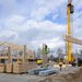 Houten skelet met bouwkraan en grote balk