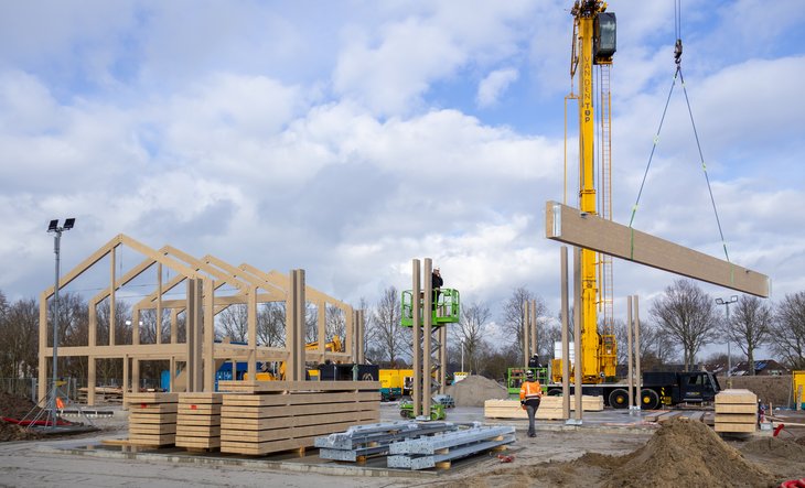 Houten skelet met bouwkraan en grote balk