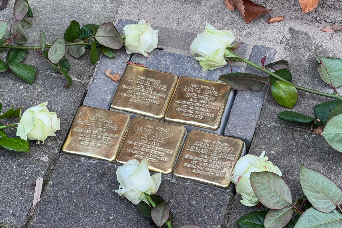 Struikelstenen gelegd in Twello ter nagedachtenis aan familie De Jonge-Groenheijm