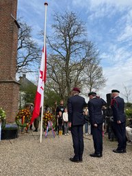 Veteranen geven saluut bij Canadese vlag