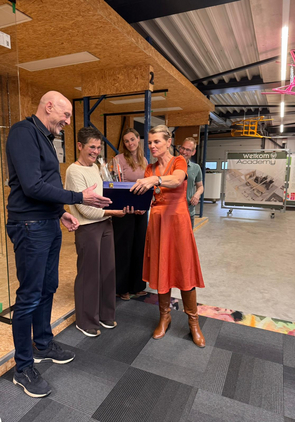 Tony Leurink krijgt de versierselen van de burgemeester