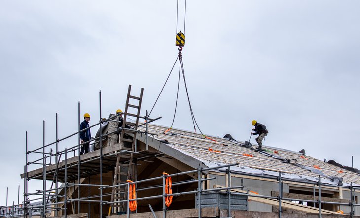 Werklui werken aan het dak