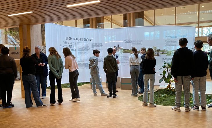 Leerlingen krijgen uitleg over het programma