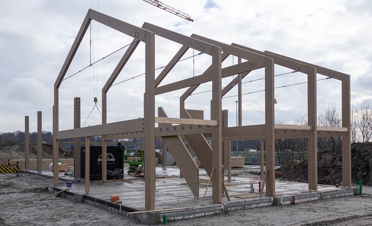 Houten skelet van de nieuwe brandweerkazerne