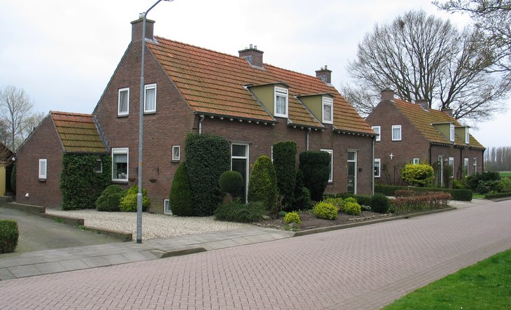 Wederopbouwwoningen, Dorpsplein 21, 23, 25, 27