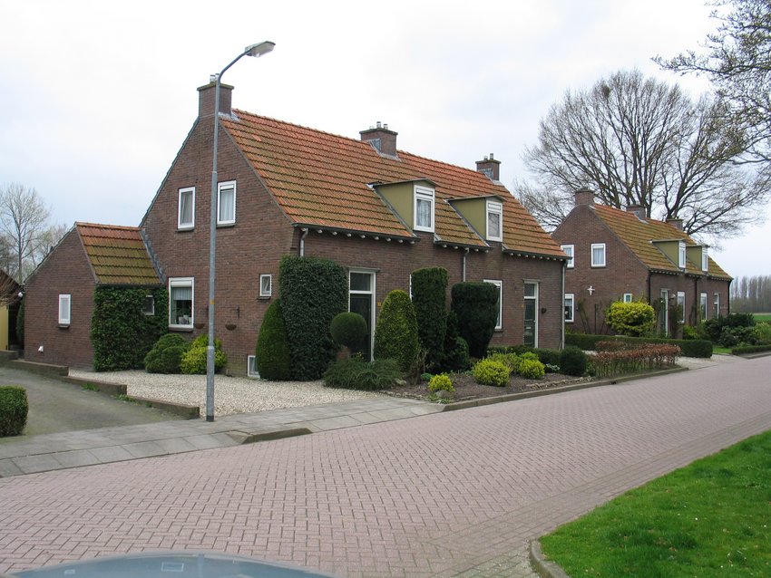 Wederopbouwwoningen, Dorpsplein 21, 23, 25, 27