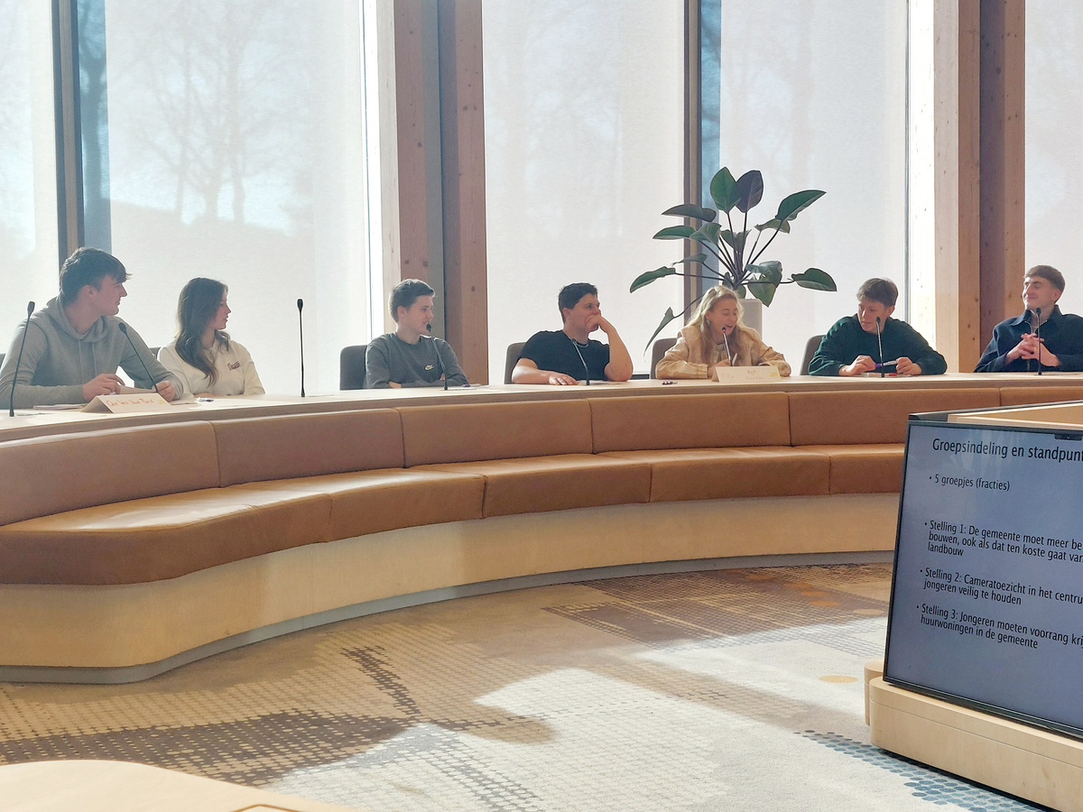 Leerlingen Zone College in debat met lokale politici