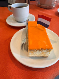 Een oranje tompoes