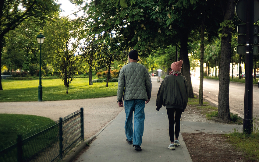 2 mensen wandelen op een voetpad