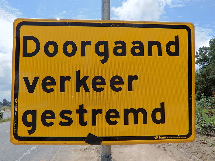 Bord met tekst doorgaand verkeer gestremd