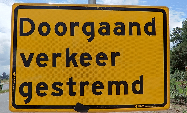 Bord met tekst doorgaand verkeer gestremd