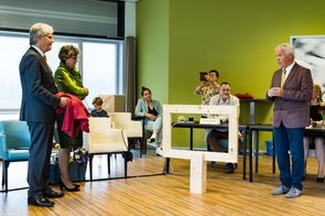 Aanbieden replica kunstwerk aan Jos Penninx