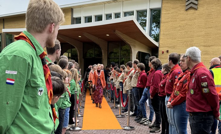 Burgemeester en gedecoreerden over loper langs scouting