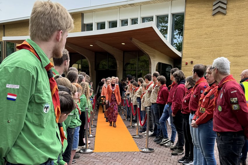 Burgemeester en gedecoreerden over loper langs scouting