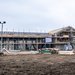 Voorkant van het gebouw en de garage in stijgers