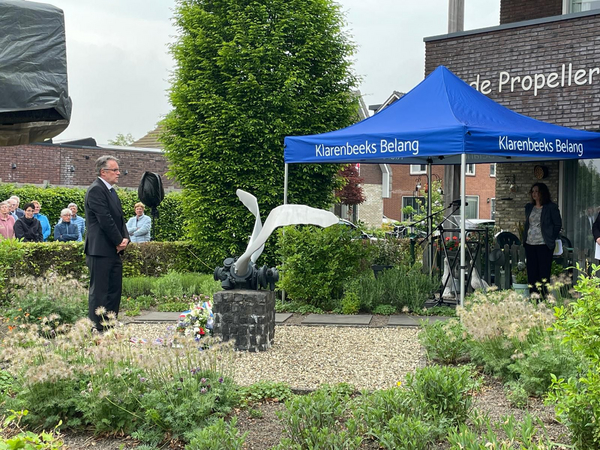 Wethouder Peter Wormskamp bij herdenking in Klarenbeek