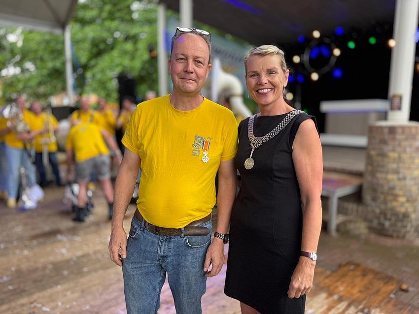 Louis Boon met burgemeester Paula Jorritsma-Verkade