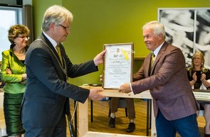 Aanbieden oorkonde aan Jos Penninx