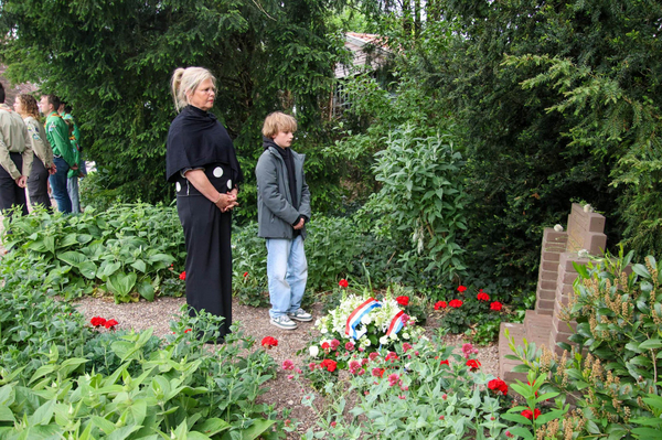 Raadslid Ingrid Aarnink bij herdenking in Voorst