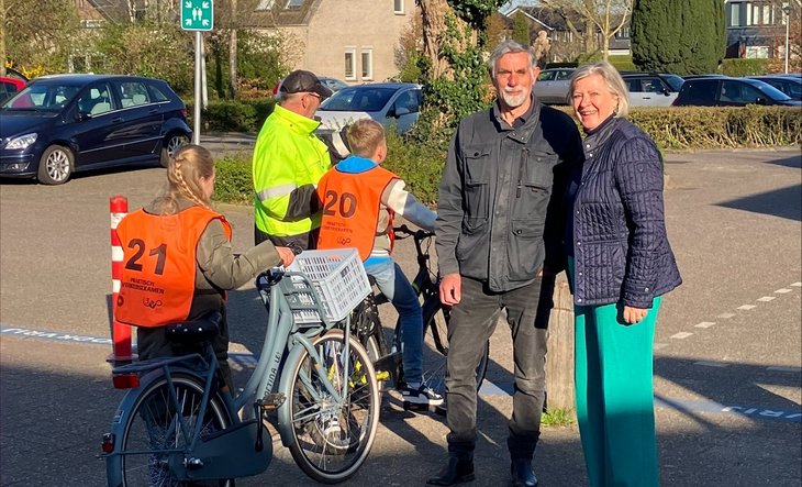 Wethouder Rosmarijn Boender en vrijwilliger Herman Bloo
