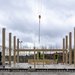 Staande houten palen op de betonnen vloer