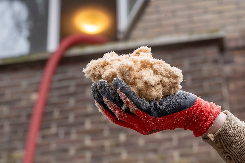 Hand met isolatiemateriaal