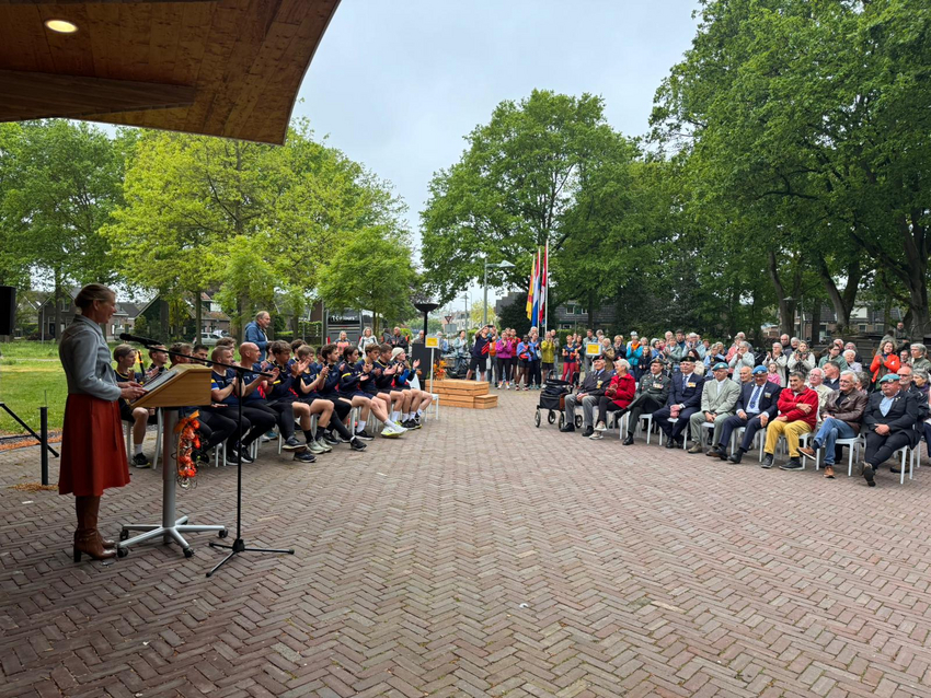 Bevrijdingsceremonie 5 mei bij gemeentehuis