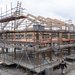 Houten skelet van gebouw in stijgers