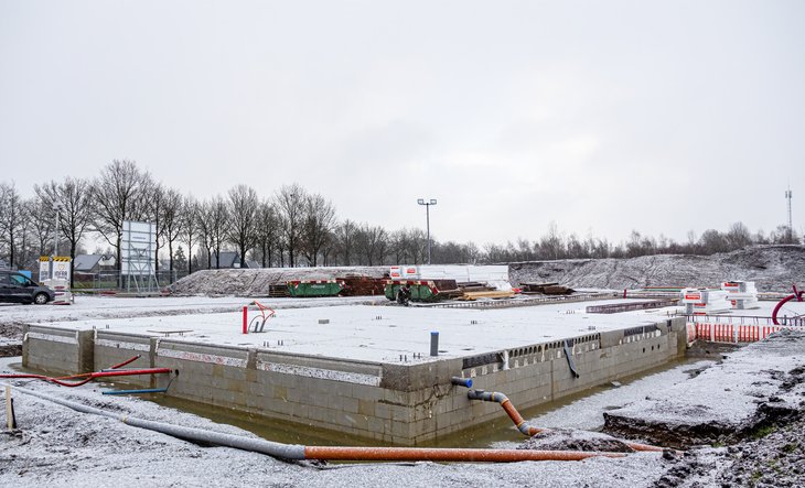 Betonnen fundering met sneeuw