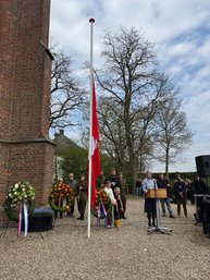 Burgemeester houdt toespraak bij Canadese vlag