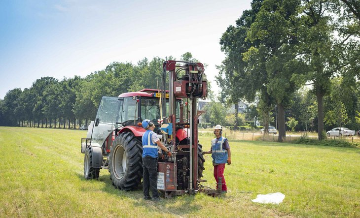 Trekker met meetapparatuur