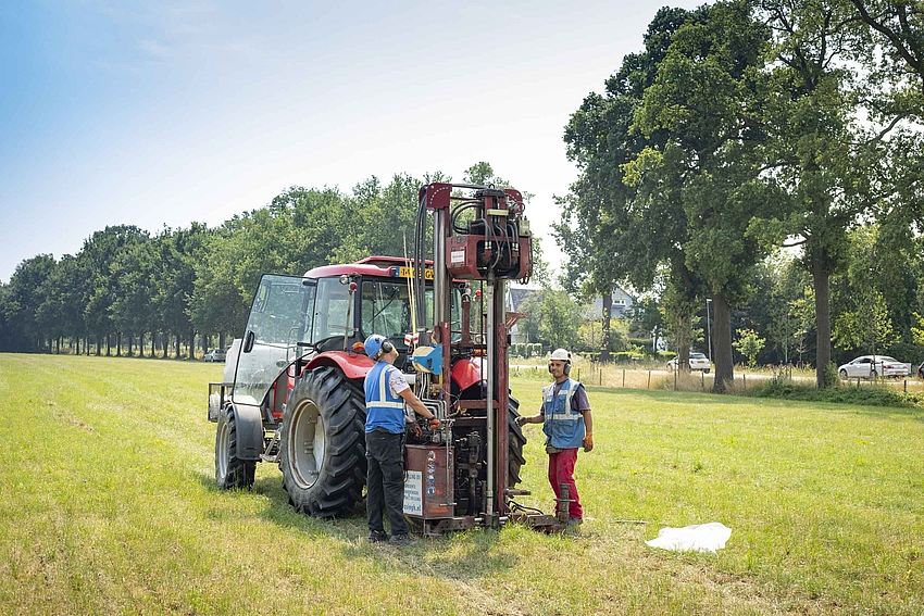 Trekker met meetapparatuur