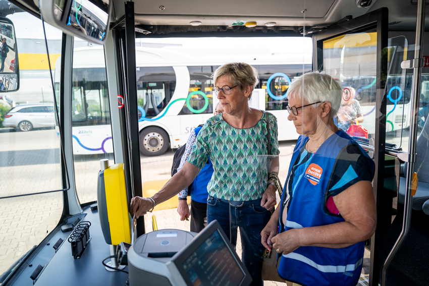 Iemand oefent reizen met de bus