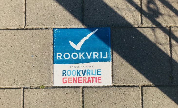 Stoeptegel met tekst Rookvrij Gebied