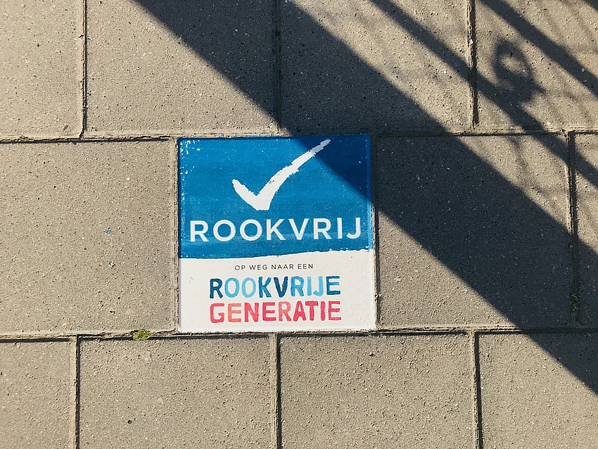 Stoeptegel met tekst Rookvrij Gebied