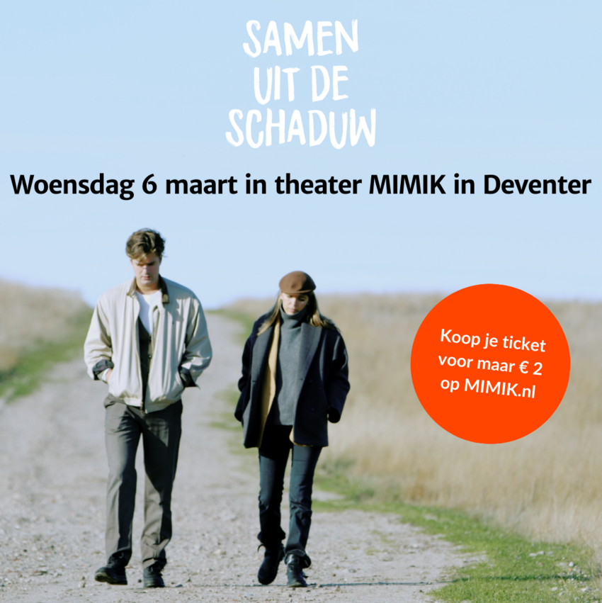 Twee mensen lopend op een grindpad met daarboven tekst "Samen uit de schaduw, woensdag 6 maart in theater Mimik in Deventer"