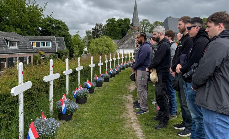 Mensen bij herdenkingsplaats