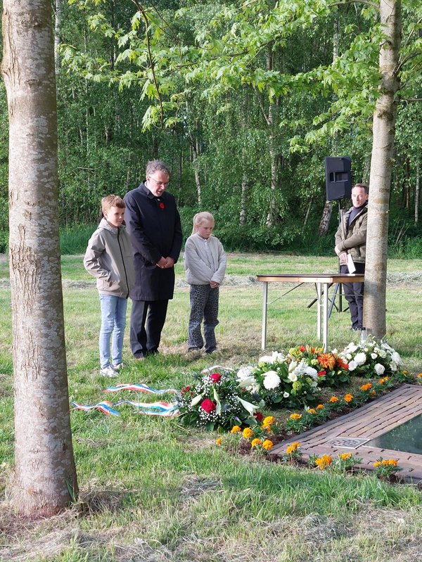 Wethouder en leerlingen bij herdenking