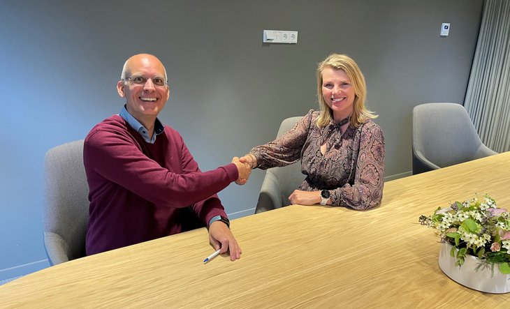 Dave van Zalk van IJsseldal Wonen en burgemeester Paula Jorritsma-Verkade