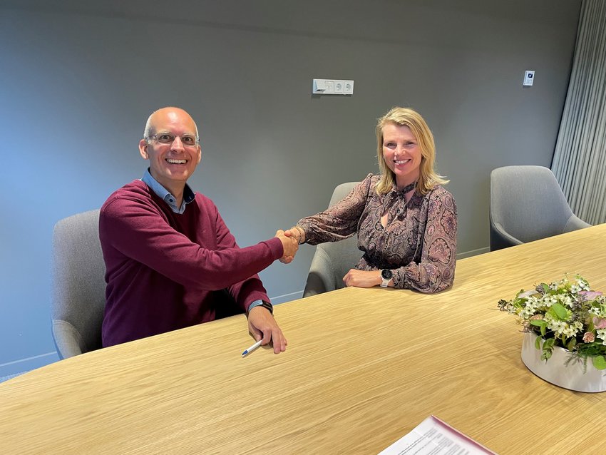 Dave van Zalk van IJsseldal Wonen en burgemeester Paula Jorritsma-Verkade