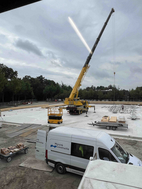 Hijskraan op bouw, voorbereiding plaatsen staalconstructie